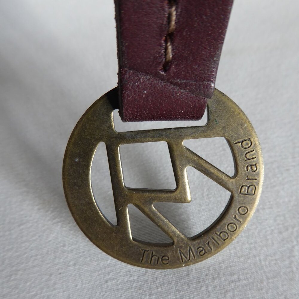 NEW VINTAGE MARLBORO BRAND BRASS LEATHER KEYCHAIN